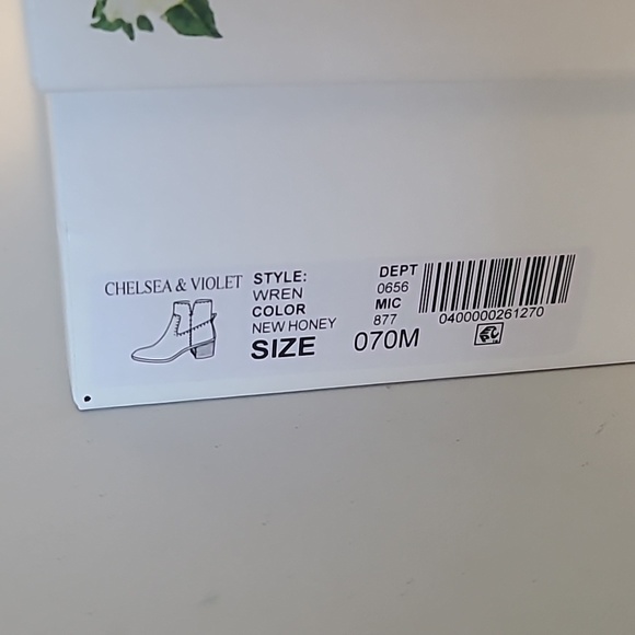 NWT Chelsea & Violet - Tan Suede Booties  size 7m - Picture 2 of 3